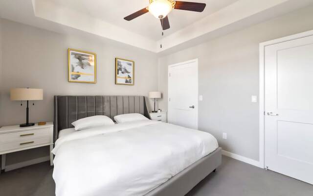 Chic Apt w Jacuzzi Pool BBQ Mountain Views