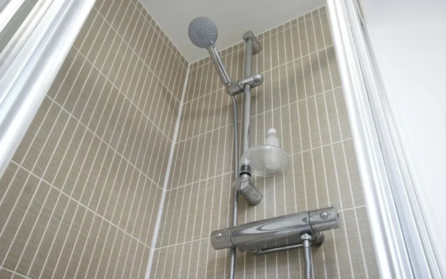 Modern 4 Bed Townhouse with Parking