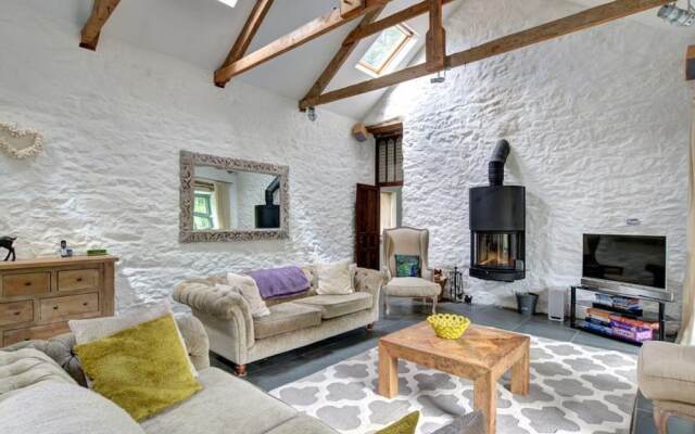 Bright Holiday Home in Saint Kew With Fireplace