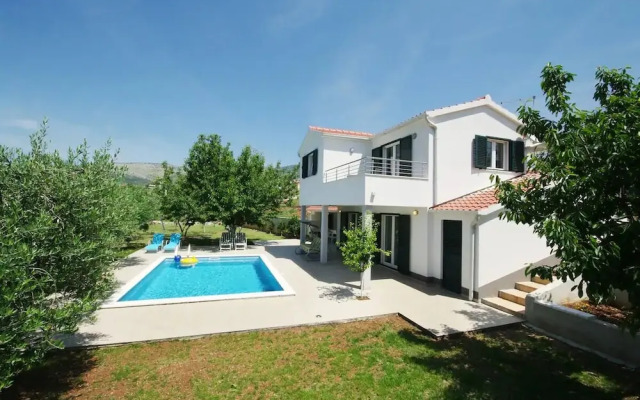 Viki - With Heated Pool - H