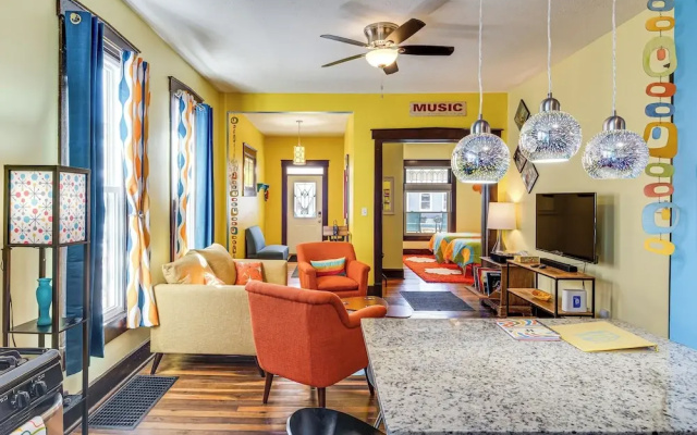 Retro-inspired Indy Home: Walk to Fountain Square!