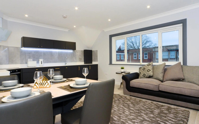 Amazing Apartment near Bournemouth, Poole & Sandbanks - WiFi & Netflix - Newly Renovated! Great Location!