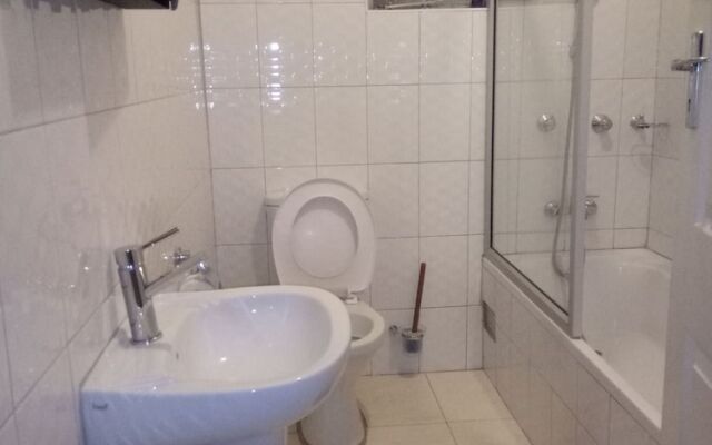 Losin Guest House