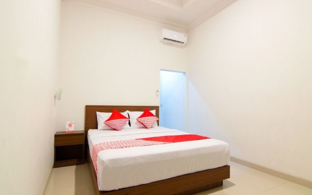 OYO 2421 Joglo Guest House Syariah – Guest Rooms – Tegal