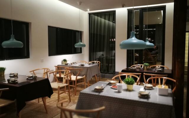 Taihu Baopu Water House