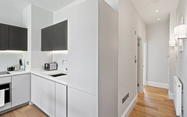 Designer 1-bed Flat W/juliet Balcony nr Wimbledon