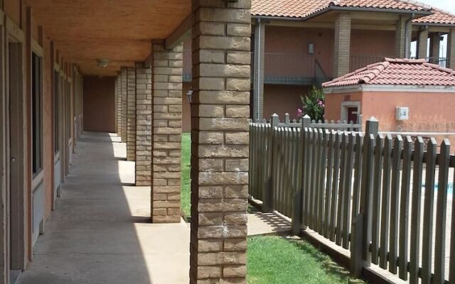 Travelodge By Wyndham Tulsa