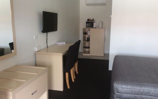 Cherry Blossom Motel – Guest Rooms – Young