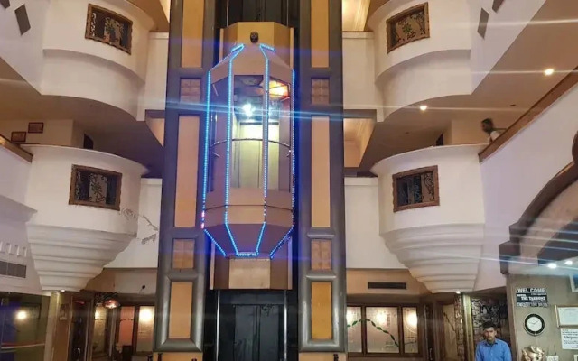 OYO Townhouse 651 Hotel Taksonz