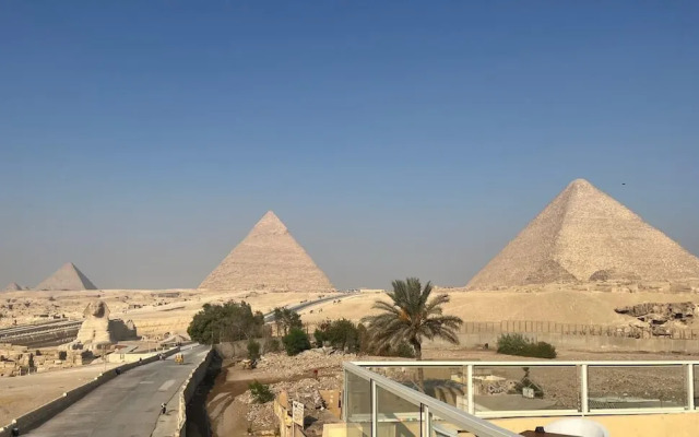 The Gate Hotel Front Pyramids & Sphinx View