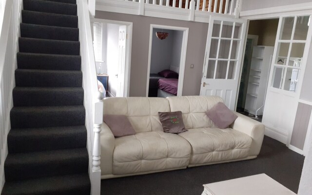 Inviting 3-bed Apartment in Swansea