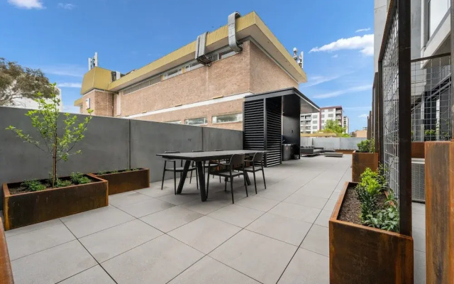 Impeccable Braddon Studio With Outdoor Dining
