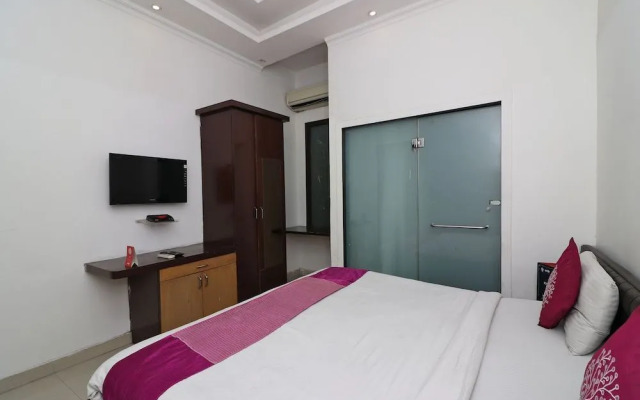 OYO 8349 Hotel Crown Palace