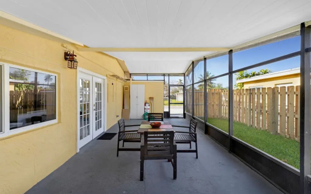 Yellow house in Davie