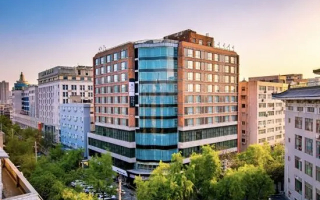 Gaozhou Yayuan Theme Apartment (Xiantai Avenue)