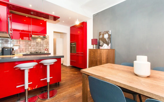 Colorful Statuto Square Design Apart