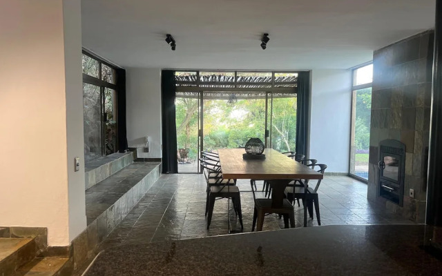 Bryanston Luxurious 4-Bed Villa