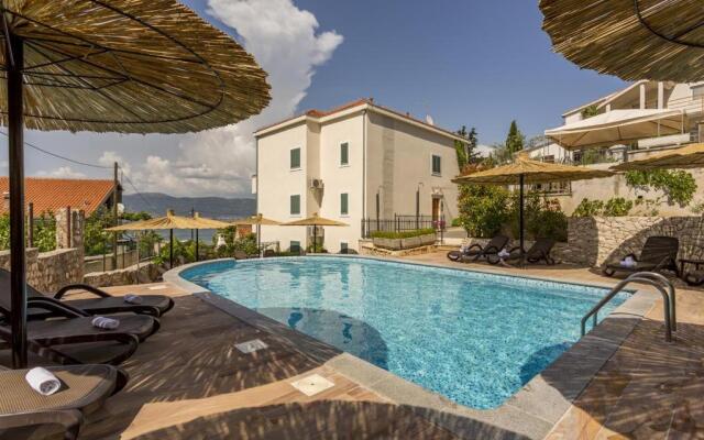 SeaEsta apartment Pool and Beach