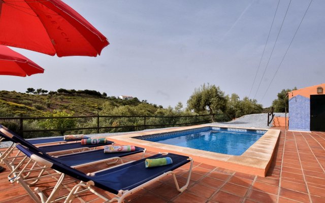 Stunning Cottage with Pool, Terrace, Garden, Sun-loungers