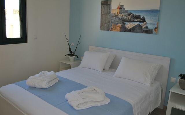 Live by the sea at House Almyra