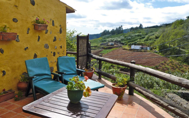 Apartment in Moya with communal pool