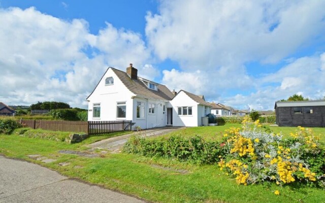 Cozy Holiday Home in Widemouth Bay With Large Garden