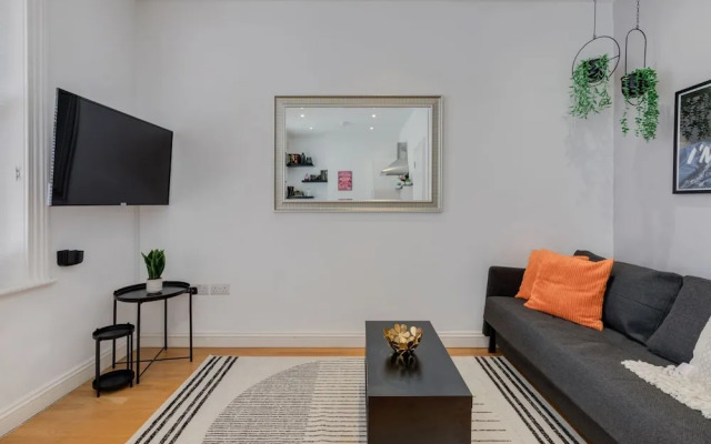 The Lipstick Palace - Fitzrovia - by Frankie Says