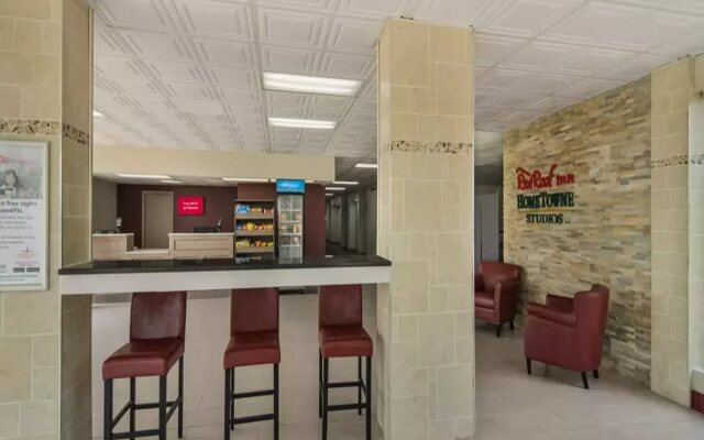 HomeTowne Studios by Red Roof & Conference Center Chicago – N Aurora/ Naperville