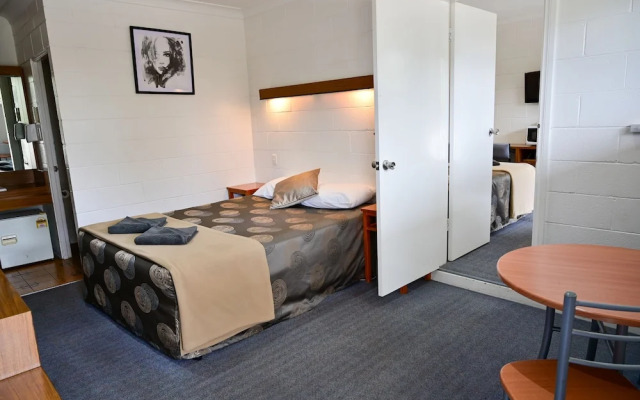 Byer Fountain Motor Inn, Holbrook