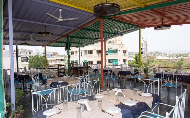 OYO 14119 Hotel Manwar
