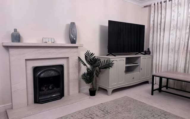 Spacious 4Bd House With Character In Coventry