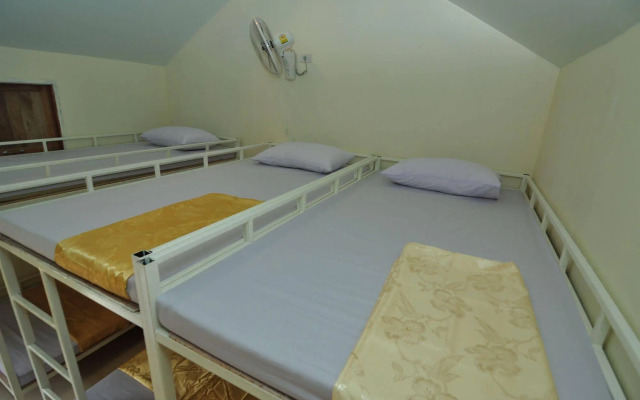 Blanco Dorm Room & Restaurant