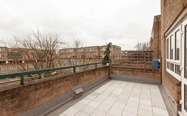 Comfy 6-sleeper Apt w/ Large Patio in W Kensington