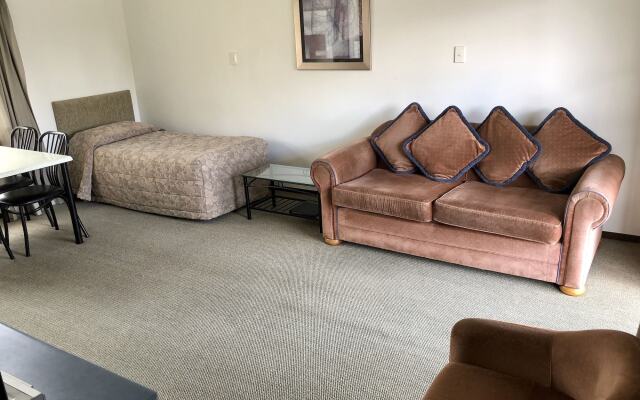 Teal Motor Lodge