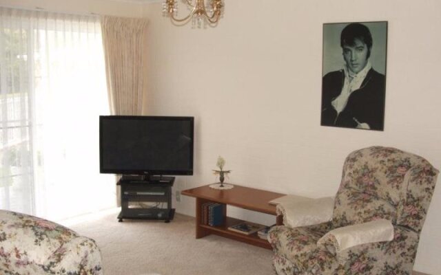 'Gracelands' Unit Six