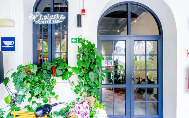 w Radiant Loft w Fabulous Deco in Santa Ana