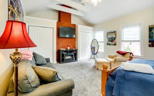 Walk to Walnut St: Pet-friendly Pittsburgh Home!