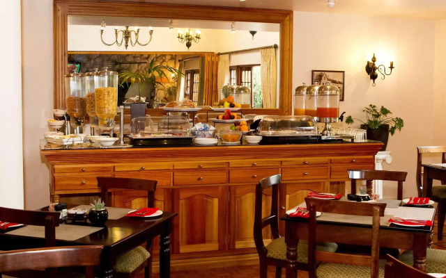 Oakhurst Hotel