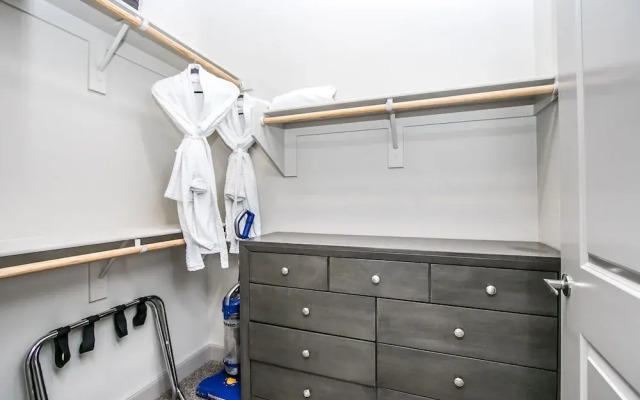 Rooftop Pool, Views, Close to Shops & Dining C4427