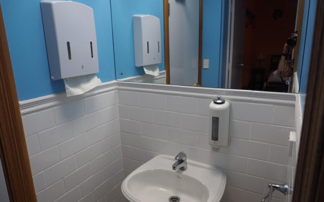 The Fruiterers – Bathroom – Farrell Flat
