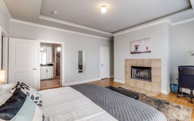 Gorgeous Oak Lawn Townhouse