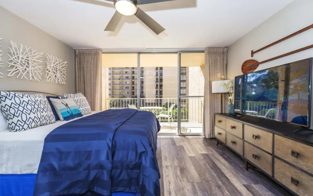 Royal Kahana 318 Studio Bedroom Condo by RedAwning