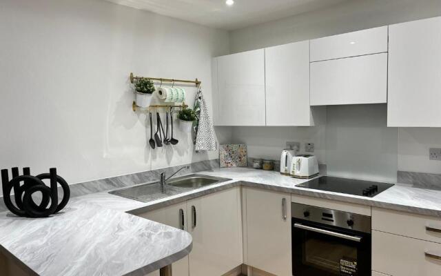Luxury 2-bed Flat in Lakeside, West Thurrock