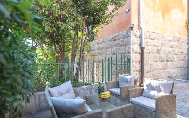 Palm garden apartment in center with big terrace