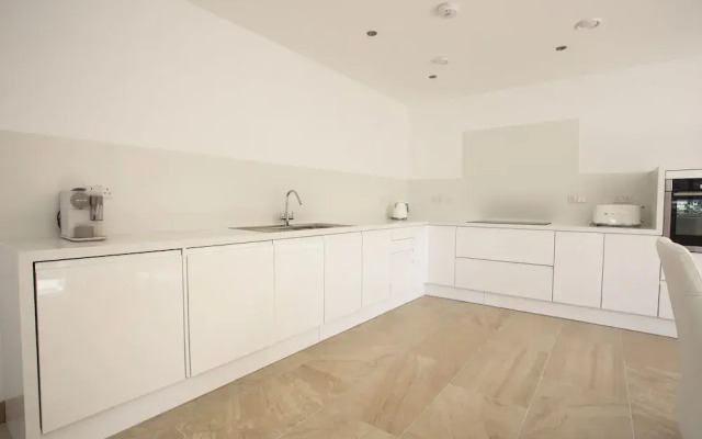 4 bed beach house with hot tub