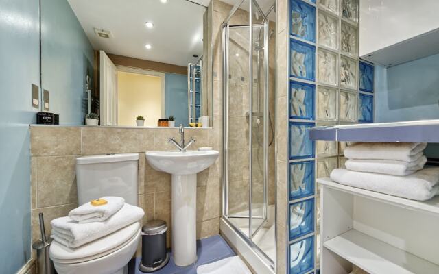 Spacious Pimlico Apartment by Underthedoormat