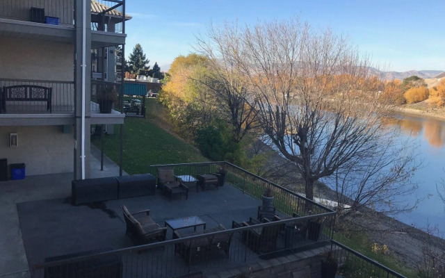 Riverland Inn & Suites