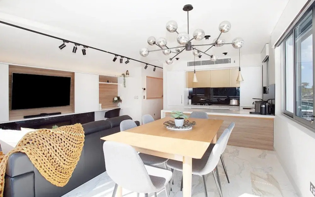 Perfect Located 2-bed With Spacious Balcony & BBQ
