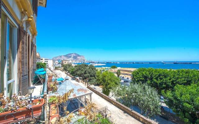 Amazing Sea View in Historic Building in Downtown