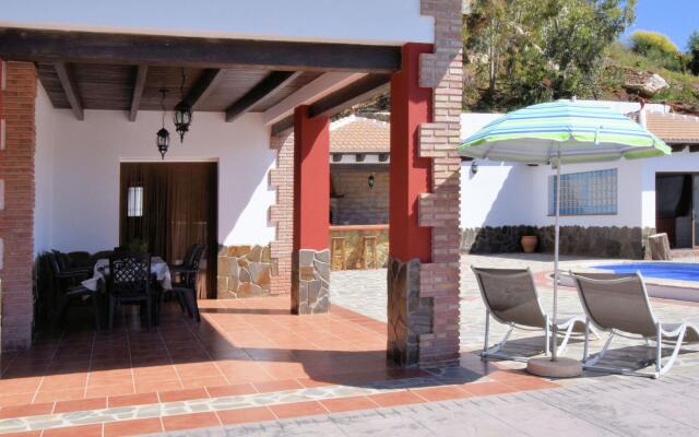 Spacious Villa in Sayalonga with Jacuzzi